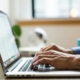 Person arbeitet am Laptop